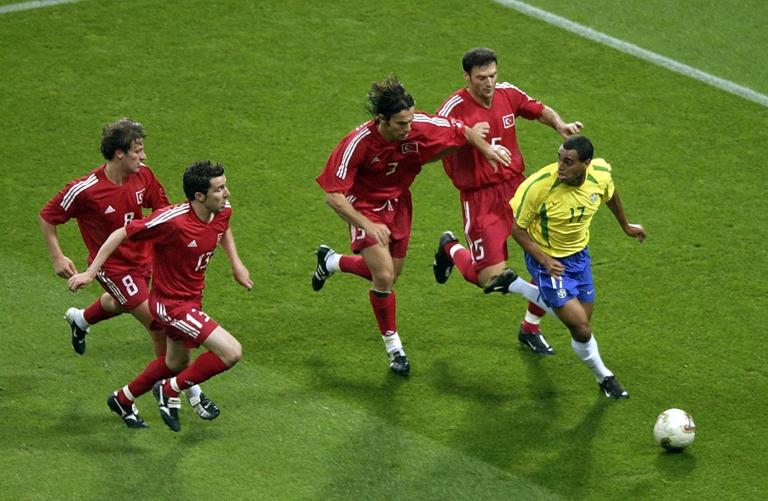 Foot : 1/2 Final Brazil - Turkey, World Cup 2002 /Alpay Ozalan, Tugay Terimoglu, Bulent Kormaz, Muzzy Izzet, Denilson, Insolite /Turquie, Turkije, Brazilie, Bresil /Copyright Corbis,     (Photo by Tim De Waele/Getty Images)