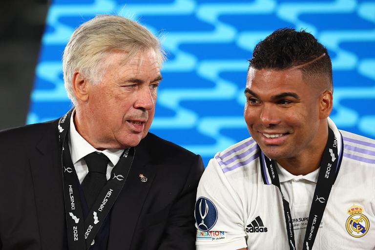 HELSINKI, FINLAND - AUGUST 10: Real Madrid coach Carlo Ancelotti makes a point to Casemiro following the Real Madrid CF v Eintracht Frankfurt - UEFA Super Cup Final 2022 at Helsinki Olympic Stadium on August 10, 2022 in Helsinki, Finland. (Photo by Chris Brunskill/Fantasista/Getty Images)