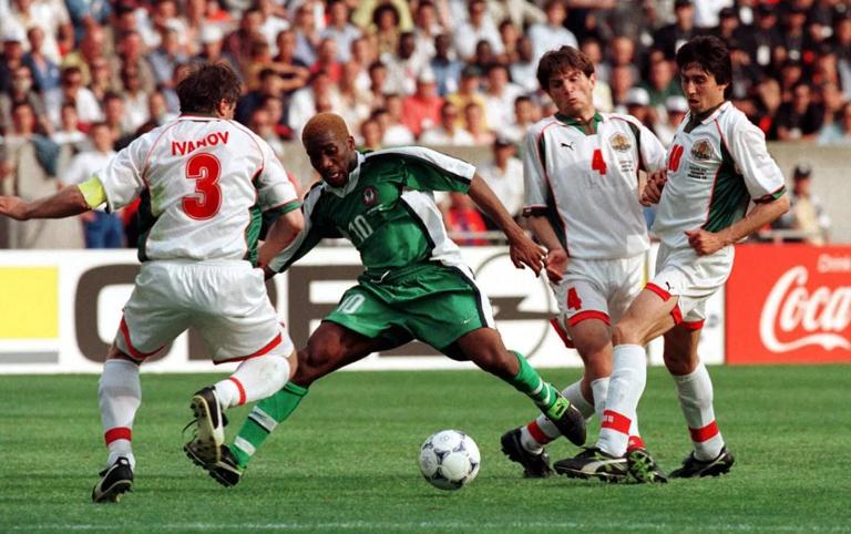 Bildnummer: 00068015  Datum: 19.06.1998  Copyright: imago/Oliver Behrendt
Der Nigerianer Augustine Okocha tanzt mit Ball drei Bulgaren aus, v.l.: Trifon Ivanov, Ivailo Petkov und Daniel Borimirov; Nationalteam, Nationaltrikot; Dribbling, Zweikampf, JayJay, Jay Jay, Iwanow, Petkow, Slalom, Riesenschritte, Spagat, Siebenmeilenstiefel, Weltmeisterschaft 1998, L&auml;nderspiel, Vorrunde, Gruppe D, Nationalmannschaft: Bulgarien - Nigeria Paris Prinzenpark-Stadion Dynamik, &Uuml;berlegenheit, Fu&szlig;ball WM Herren Mannschaft Frankreich Totale Aktion Personen Kurios