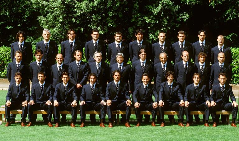 Bildnummer: 00788945  Datum: 28.05.1998  Copyright: imago/Buzzi
Mannschaftsbild Italien hinten v.li.: Torricelli, Ravanelli, D. Baggio, Torwart Pagliuca, Torh&uuml;ter Peruzzi, Keeper Buffon, Bergomi, Vieri, Nesta, Pessotto; Mitte: Cois, F. Inzaghi, X, Co-Trainer Pietro Ghedin, X, FIGC-Pr&auml;sident Luciano Nizzola, Trainer ..; ... Cesare Maldini, X, Assistent Comunardo Niccolai, Moriero, di Biagio; vorn: Chiesa, di Matteo, Costacurta, del Piero, Maldini, Baggio, Albertini, Cannavaro und di Livio; quer, Nationalmannschaft, Nationalteam, Mannschaftsfoto, Outfit, Kleidung, Anzug Weltmeisterschaft 1998, Vorstellung, Pr&auml;sentation, Pressetermin, Kader, Vdia Rom Fu&szlig;ball WM Herren Mannschaft Italien Totale Randmotiv Personen