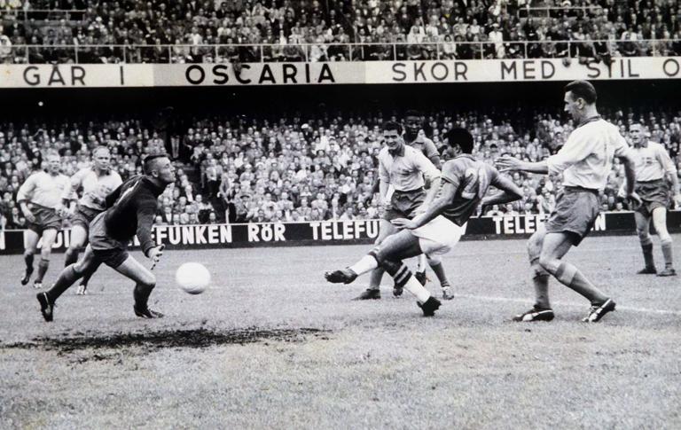 1958 World Cup Final, Stockholm, Sweden, 29th June, 1958, Sweden 2 v Brazil 5, Brazil's Vava side-foots the ball past Sweden's Svensson for the 1st goal  (Photo by Popperfoto via Getty Images/Getty Images)
